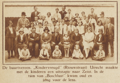 873212 Groepsportret van de kinderen van leden van buurtvereniging Kindervreugd uit de Riouwstraat te Utrecht, met ...